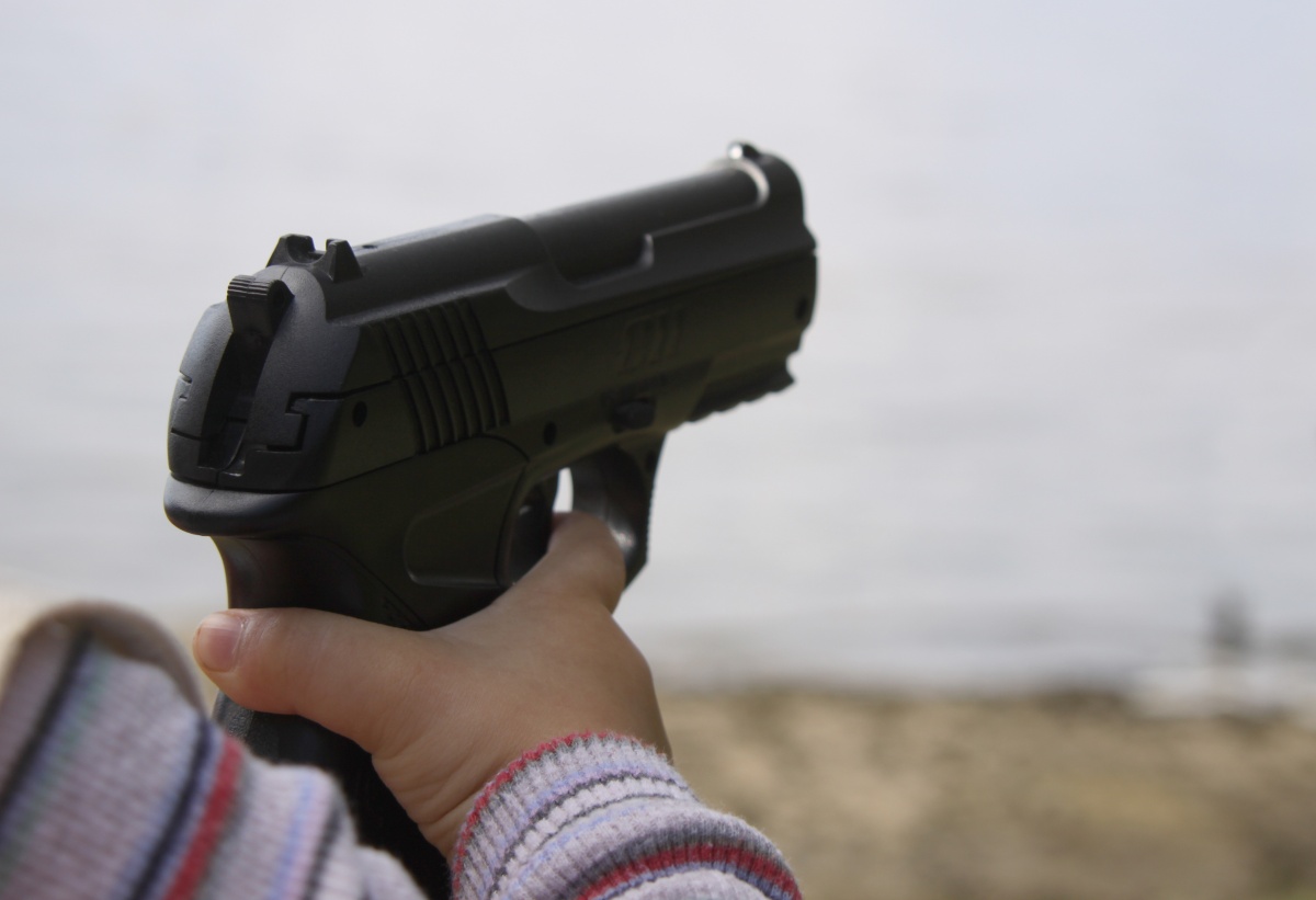 Niño dispara a su madre tras encontrar arma en el auto familiar