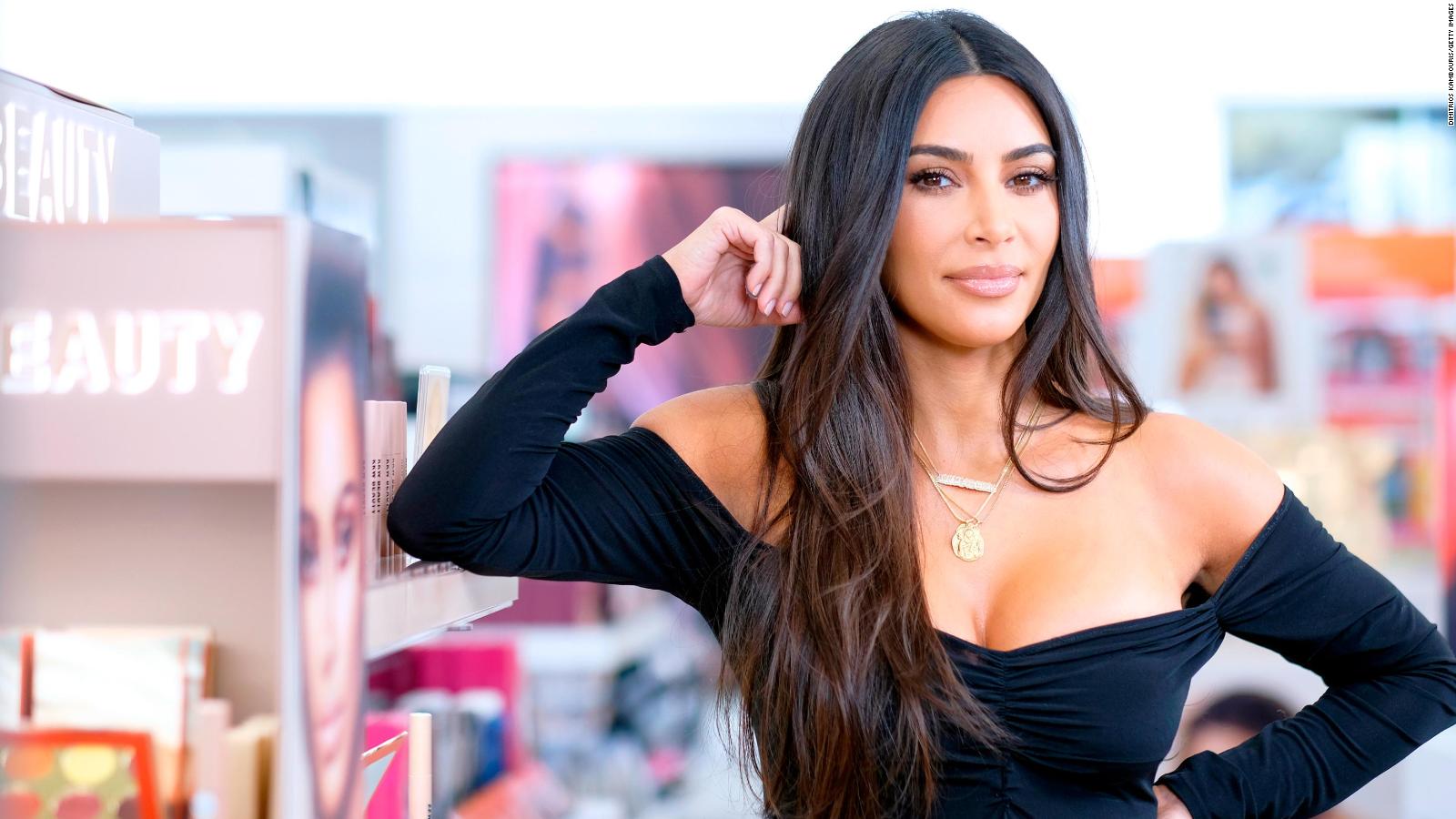 Demandan a Kim Kardashian por promocionar criptomoneda usada en estafa