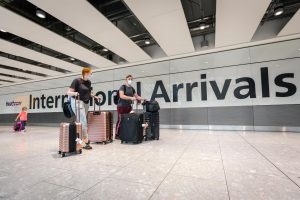 UE aprueba cambio de enfoque para imponer medidas COVID a viajeros