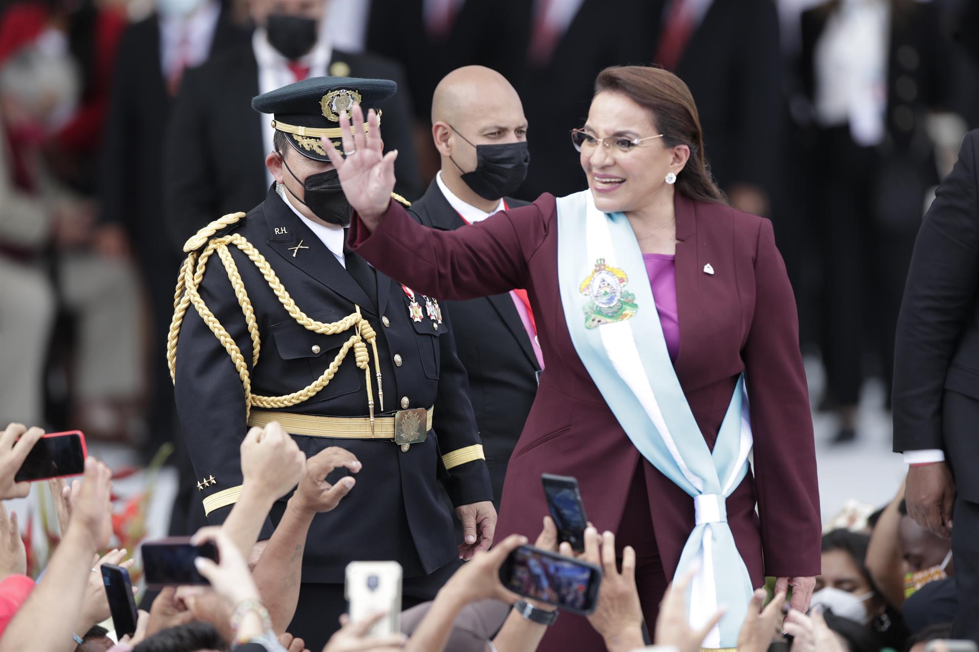 Xiomara Castro asume la presidencia de Honduras en medio de crisis