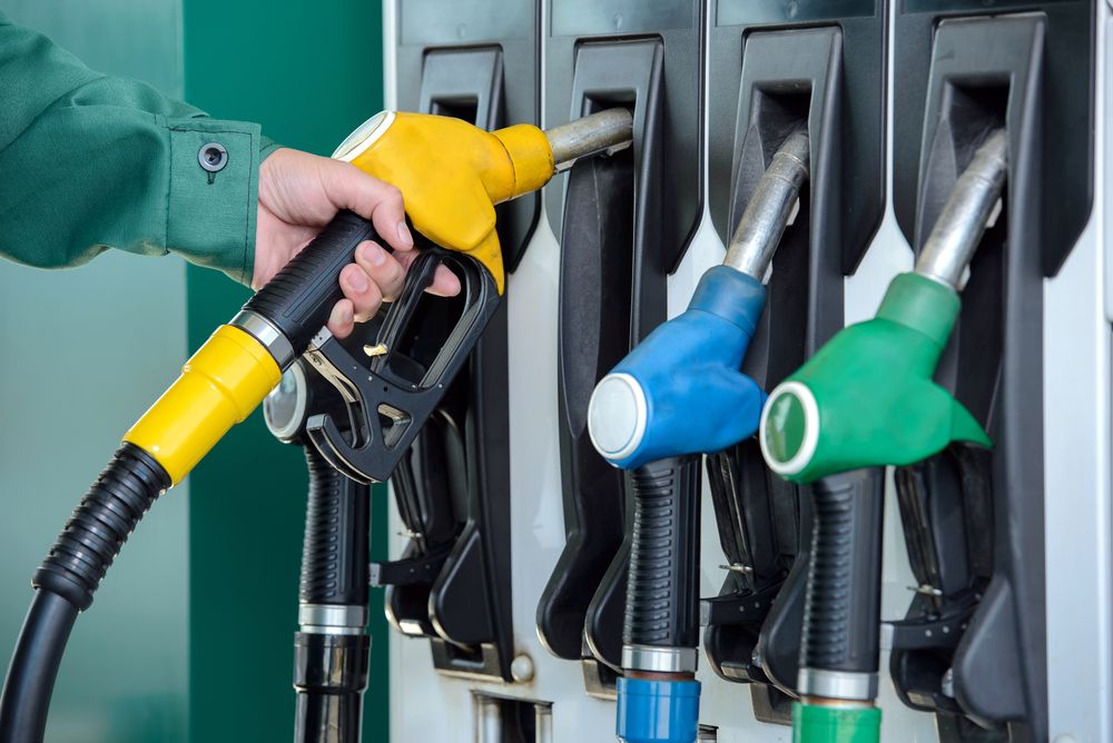 Gobierno dispone aumento en precios de combustibles hasta cinco pesos