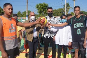 Fundación pelotero Nelson Cruz realiza operativo médico y deportes