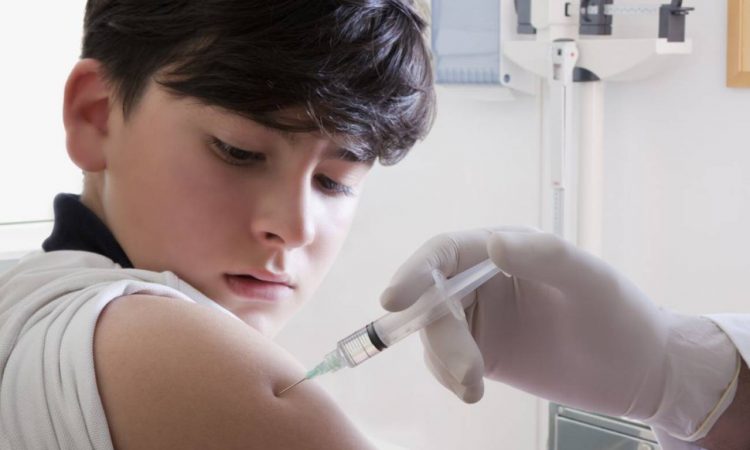 EE.UU. autoriza vacunas de refuerzo contra el COVID a niños de 12 años