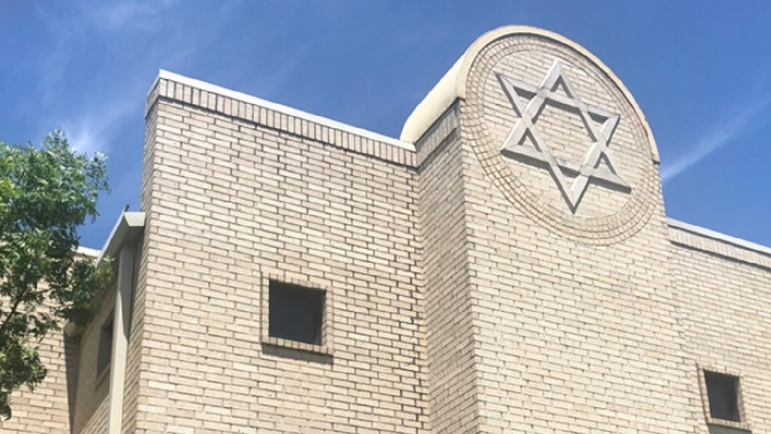 Hombre armado toma rehenes en sinagoga durante servicio