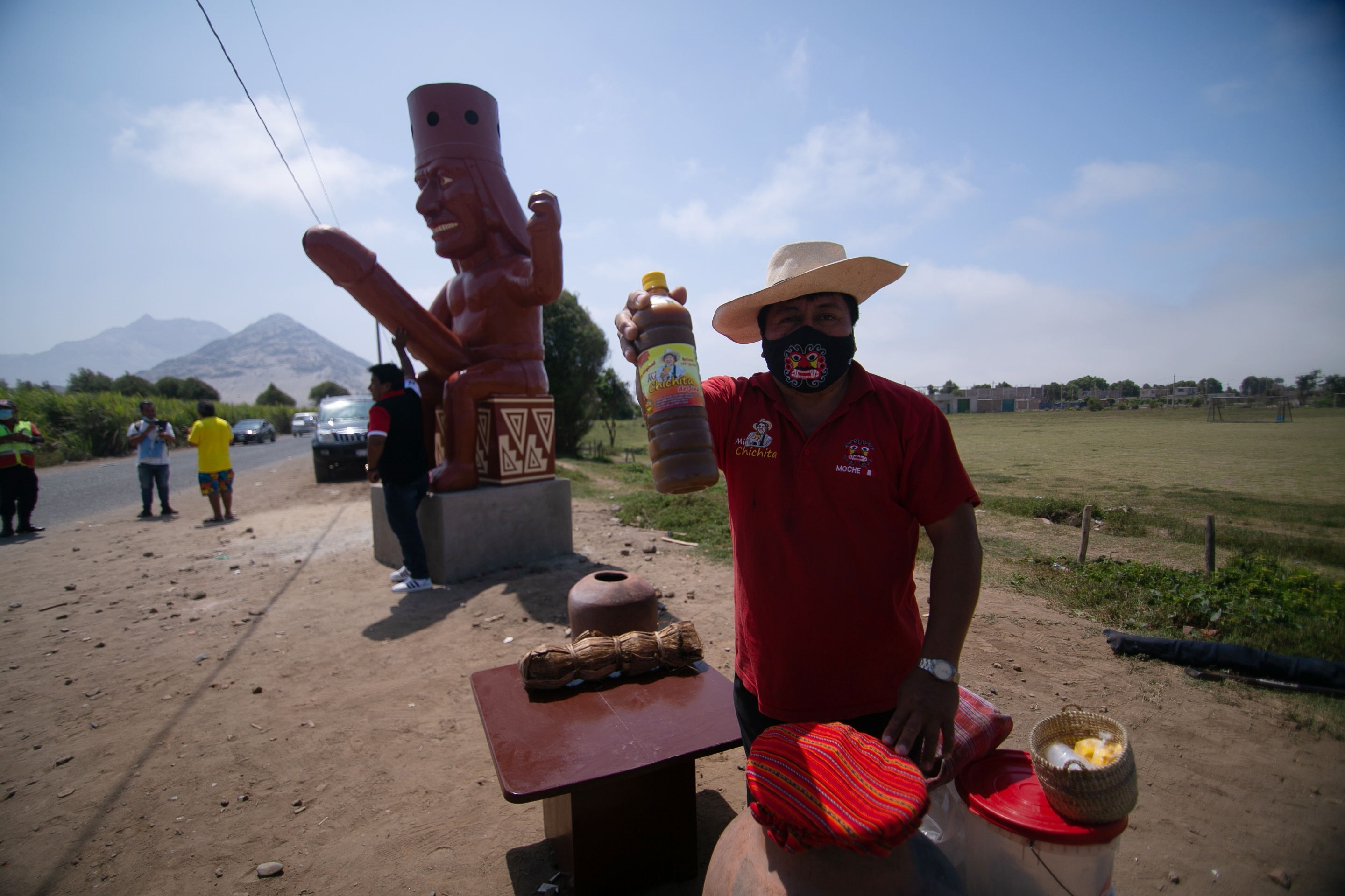 Estatua con gran falo, nueva atracción turística de un pueblo peruano