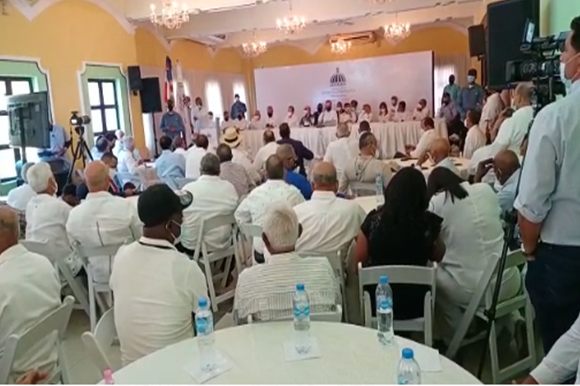 Presidente Abinader sostiene encuentro con productores de San Juan