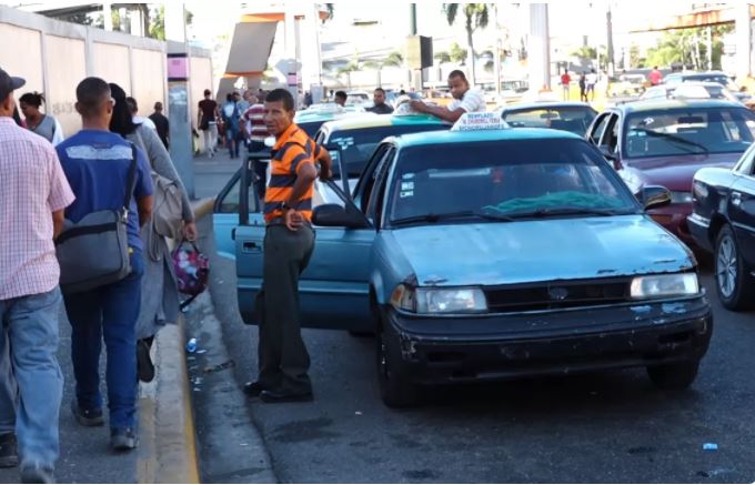 Transportistas instan al gobierno a buscar salida a carestía de los combustibles