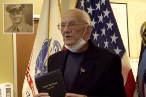 Veterano de la Segunda Guerra Mundial se gradúa a los 98 años