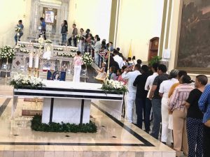Feligreses acuden al santuario de Zona Colonial a venerar a la Virgen