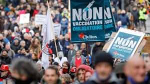 Marchan en Bruselas contra restricciones por pandemia