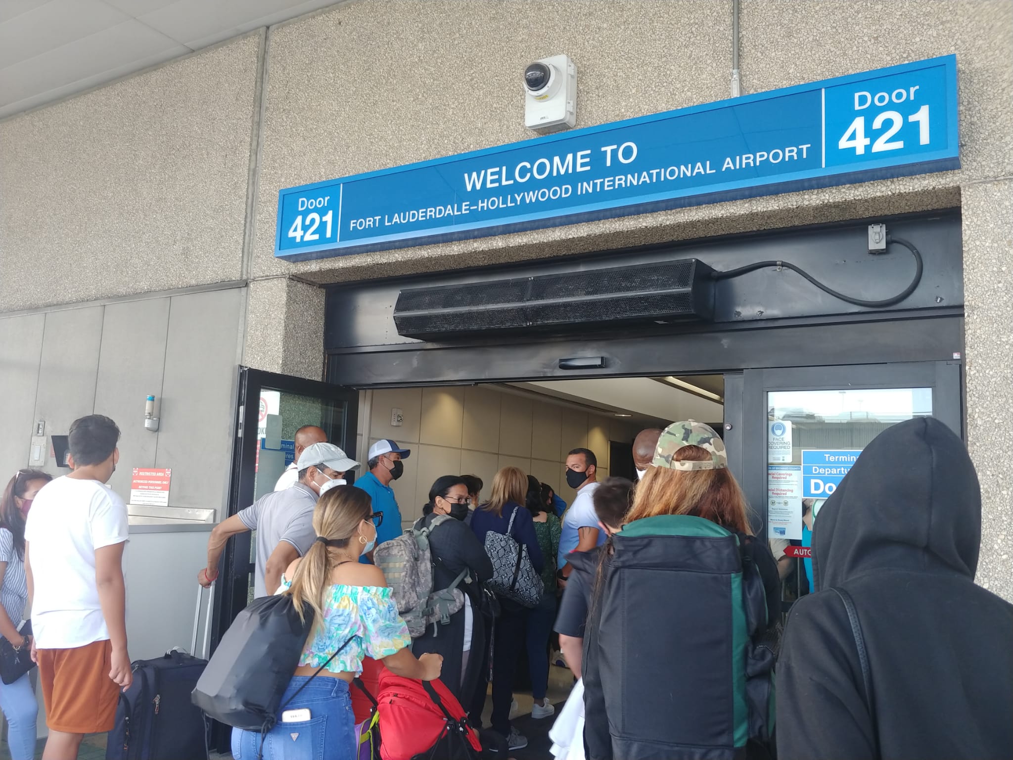 Cancelaciones masivas de vuelos afectan vuelta de dominicanos a EE.UU.
