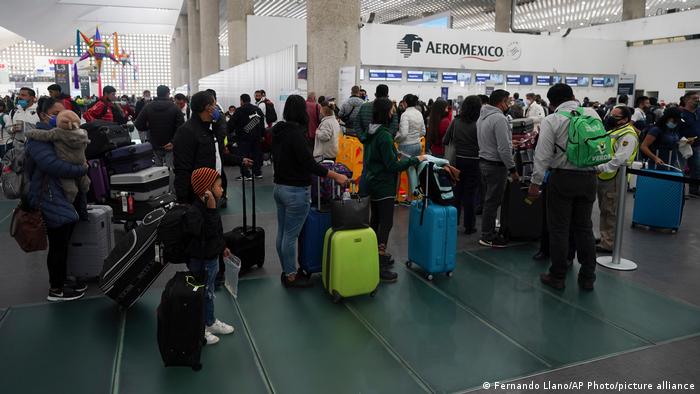 Cancelan vuelos en México por contagios de personal de aerolíneas