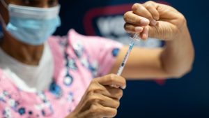 Población acude moderadamente a centros de vacunación anticovid