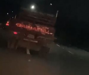 VIDEO: Mujer denuncia camión chocó su vehículo y emprendió la huida