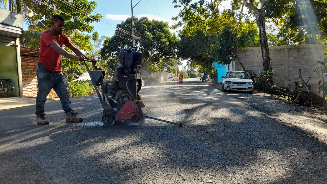 Dejan iniciado trabajo de bacheo en carretera Yamasá Santo Domingo