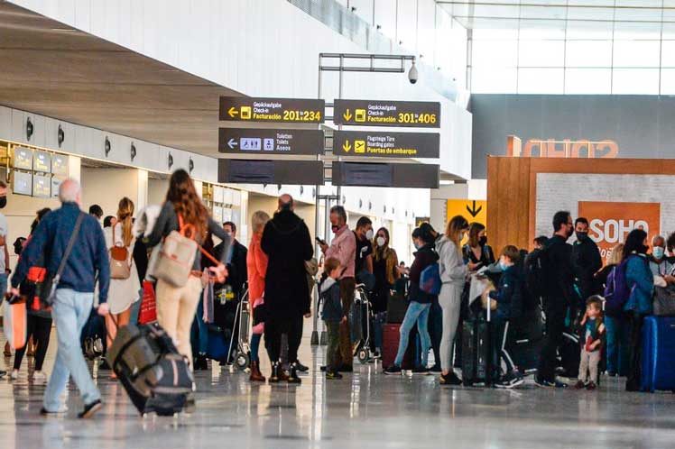 UE reimpone restricciones a pasajeros de Argentina, Australia y Canadá
