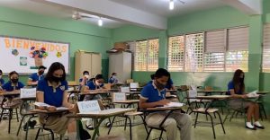 Estudiantes y maestros se reintegran a clases presenciales en el DN
