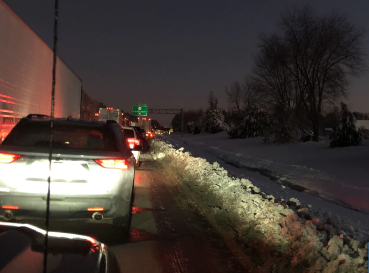 Cientos de vehículos varados en autopista EE.UU tras tormenta nieve