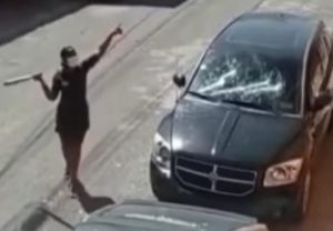 La Policía Nacional informó este viernes sobre el arresto de la mujer captada en un video destrozando partes de un vehículo propiedad de su expareja