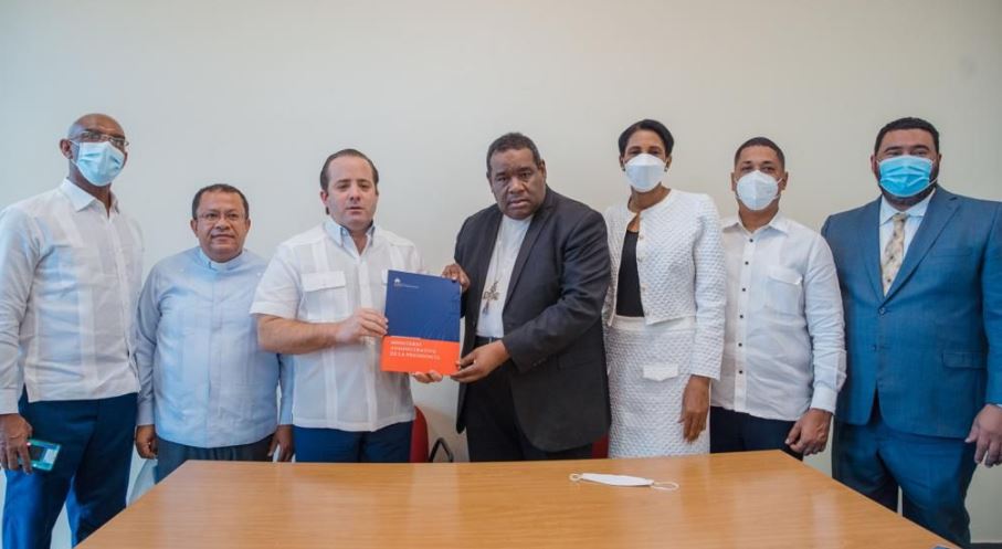 Paliza entrega fondos a instituciones sin fines de lucro en Higüey