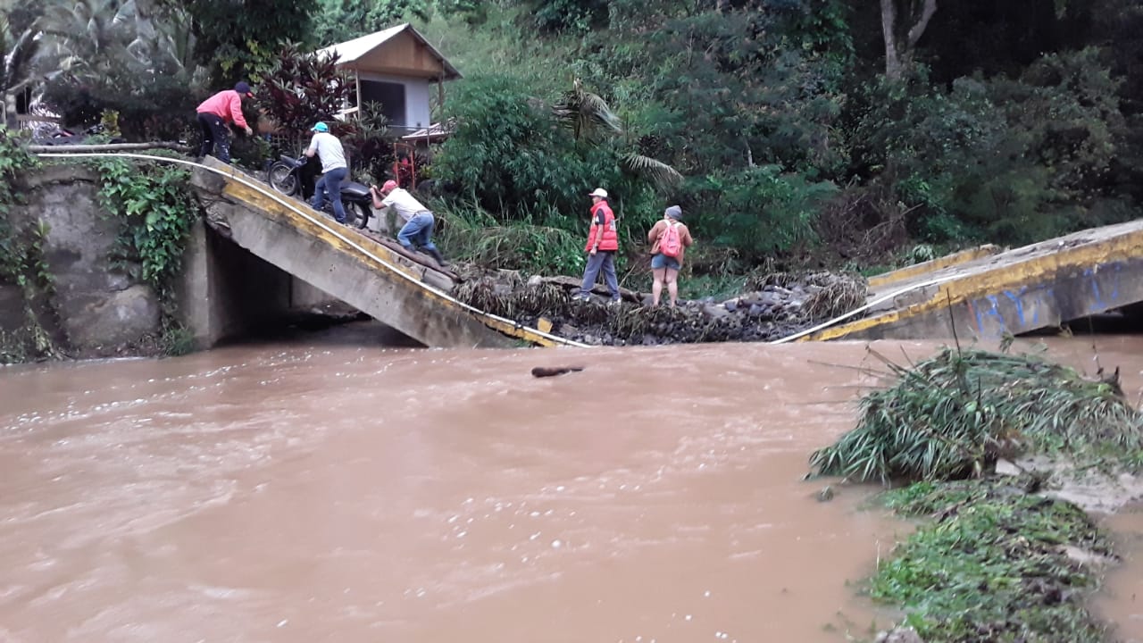Lluvias destruyen puente y dejan sectores incomunicados en Jarabacoa