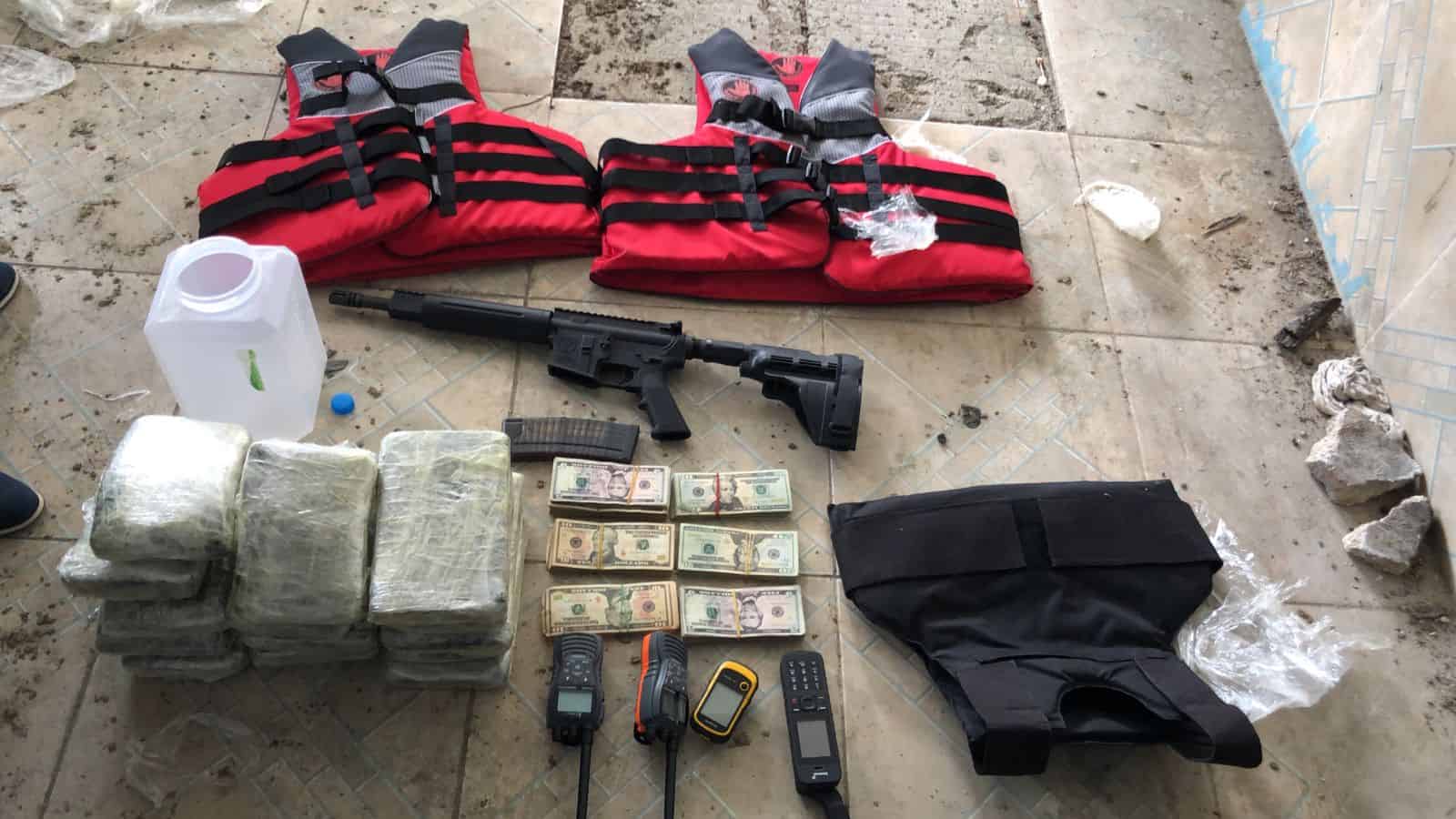Apresan dos hombres con 15 paquetes de cocaína, dinero y fusil en SPM