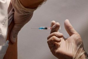Estudio afirma las vacunas protegen de todas las variantes del COVID-19
