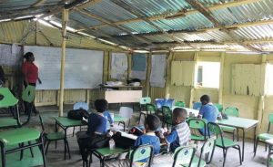 Monte Plata: Califican como “burla” construcción de escuela en madera