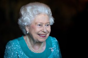 Isabel II alcanza las siete décadas de reinado en medio de turbulencias