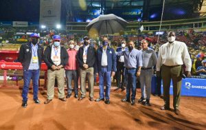Ministro Obras Públicas lanza primera bola en partido RD y Venezuela