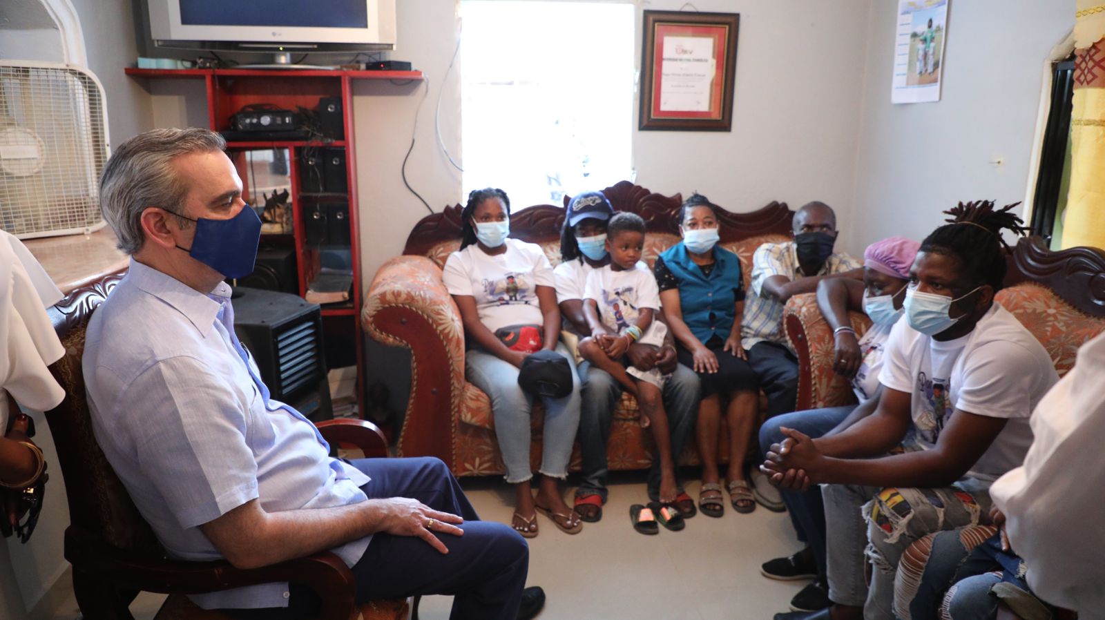 Presidente Abinader visita familiares de niños atropellados en SPM