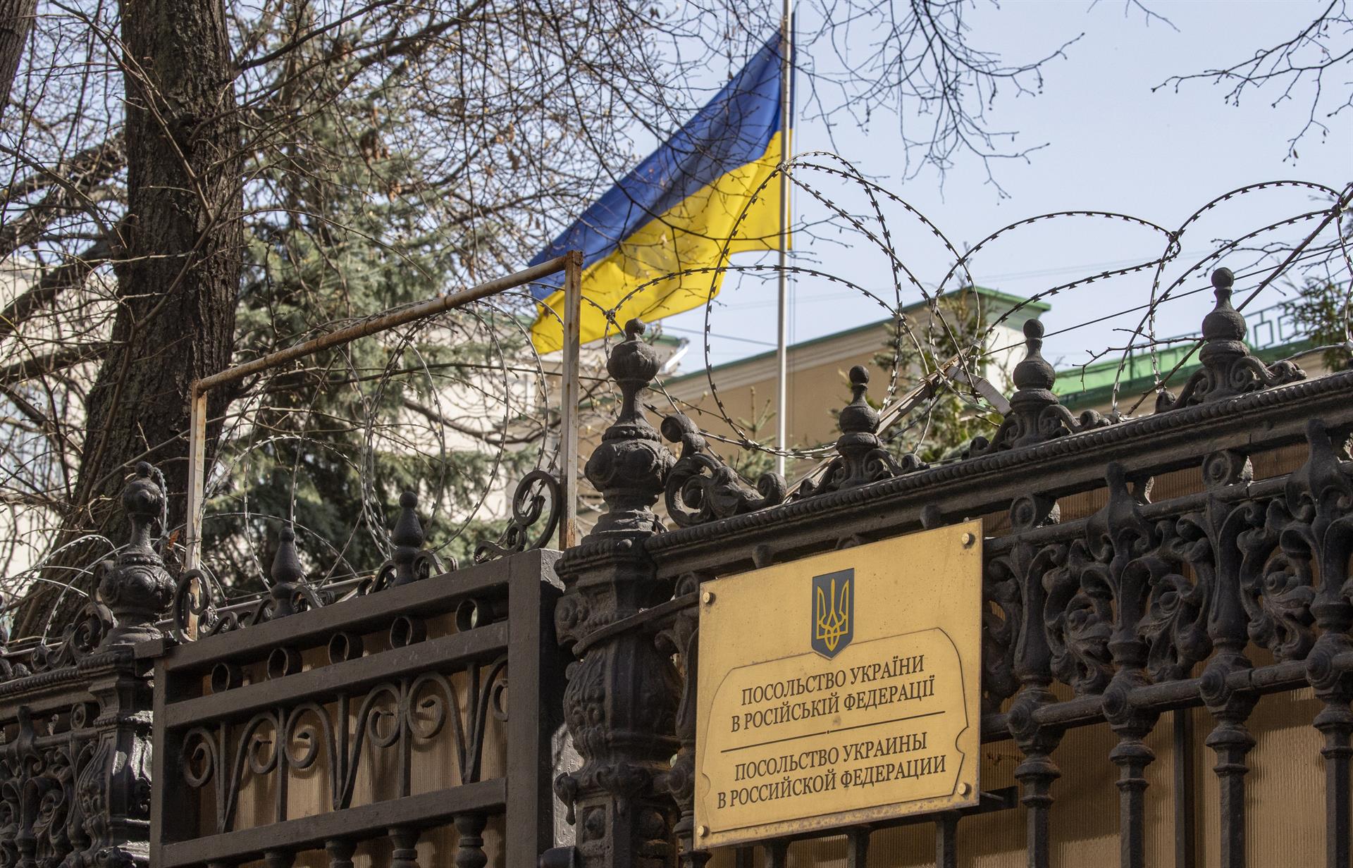Ucrania y Rusia rompen relaciones; ciudadanos intentan salir