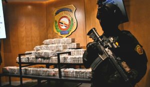 Arrestan dos hombres con 250 paquetes de presunta cocaína en SPM