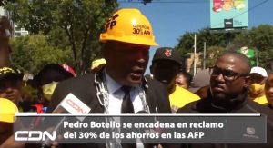 Pedro Botello se encadena en reclamo del 30% de los ahorros en las AFP