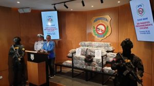 DNCD y la Armada ocupan otros 225 paquetes de cocaína en Peravia