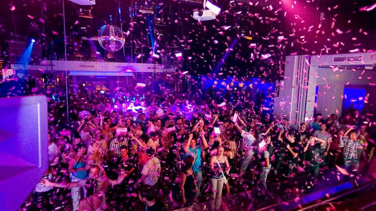 Francia reabre discotecas y estudia fin de mascarillas en marzo