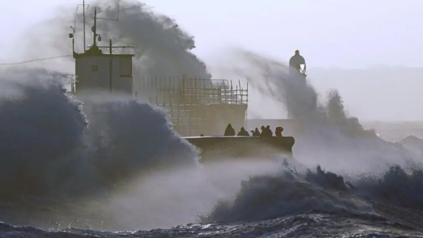 Tormenta Eunice azota con vientos huracanados en el Reino Unido