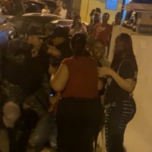 Denuncian miembros de la policía por maltrato a jóvenes en Santiago