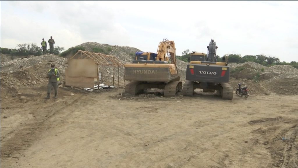 SENPA incauta equipos y vehículos de extracción arena en rio Nizao