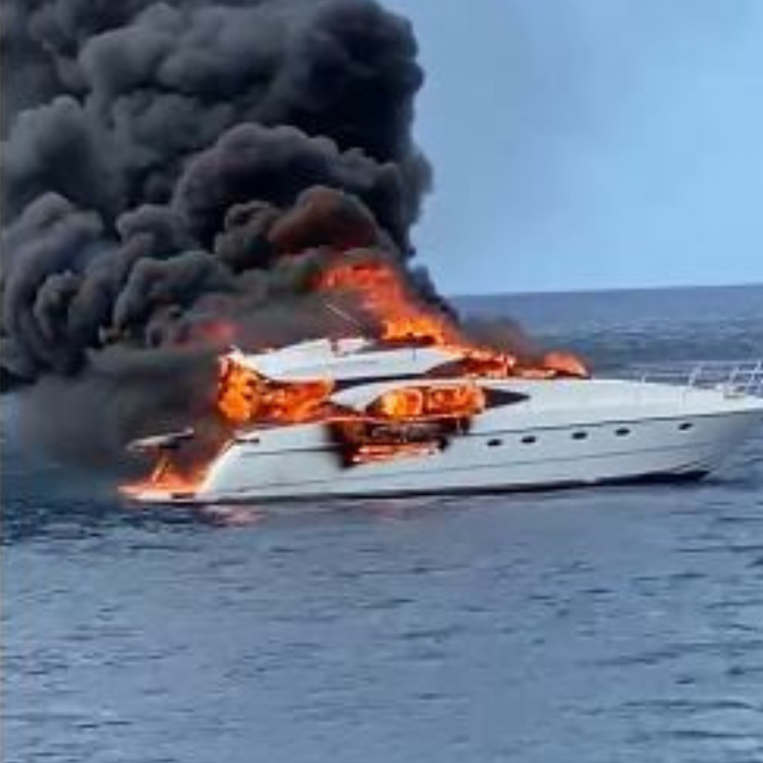 Yate se incendia en medio del mar próximo a Bayahíbe