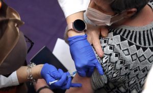 OMS afirma no se necesitan guantes para vacunar contra la COVID-19