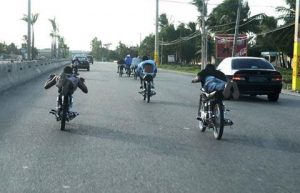 Policía apresa ocho jóvenes y 10 motocicletas en carreras clandestinas