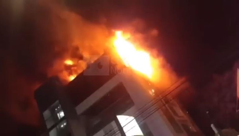 Incendio de alta magnitud reduce a cenizas discoteca Roof Club en SFM
