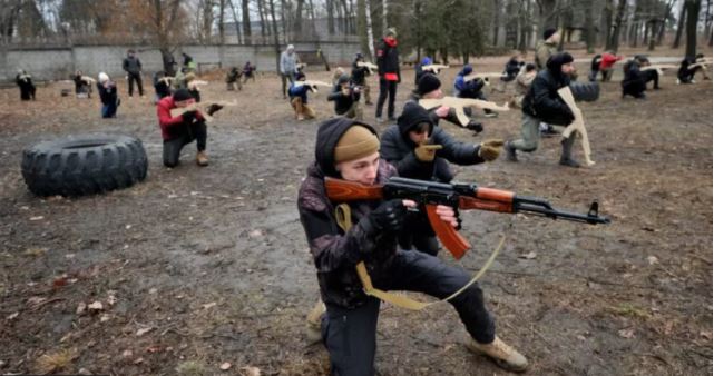 Ucrania: Civiles reciben fusiles para defenderse de invasión rusa