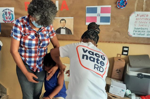 Con éxito se desarrolla proceso de vacunación a estudiantes de 5 a 11 años en Yamasá
