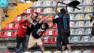 Tragedia en el fútbol mexicano: 22 heridos en pelea de hinchas