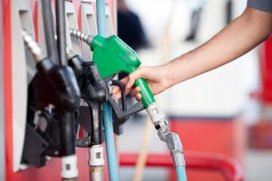Conductores buscan alternativas ante carestía de los combustibles