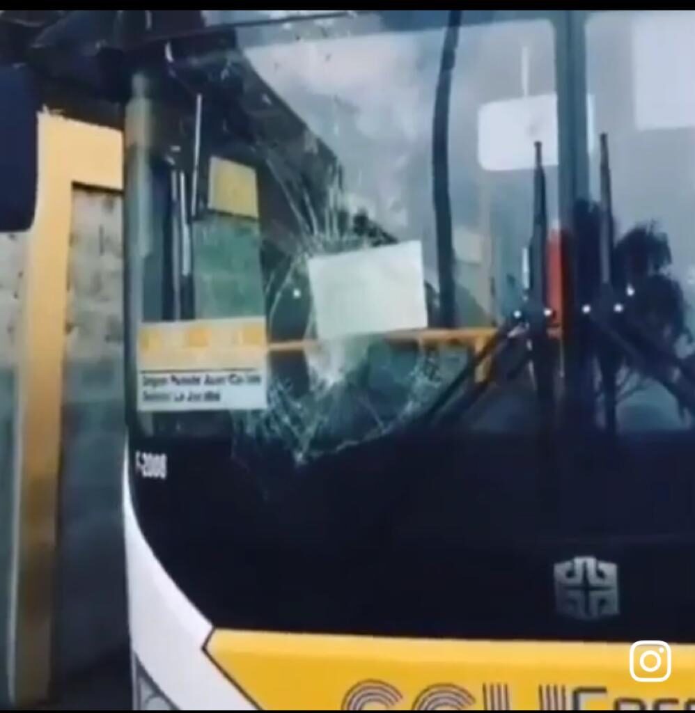 Apedrean autobuses del nuevo corredor de la Charles