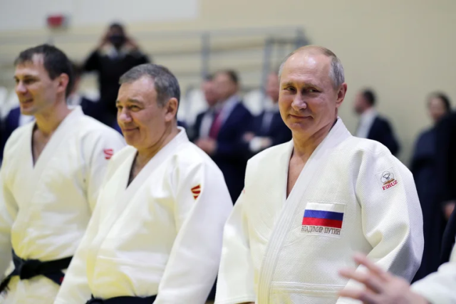 Federación Mundial de Taekwondo retira el cinturón negro a Putin