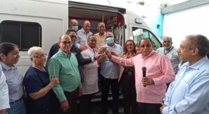 Contralor Correa Hiciano entrega ambulancia a patronato en Samaná